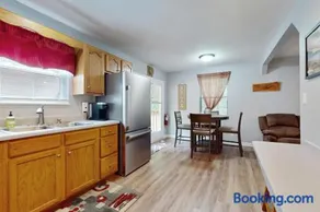 Charming Dog Friendly Home Sleeps 6 Deck Grill - Image 1