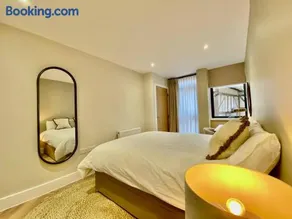 Queen Annes court luxury apartment on high street - Image 3