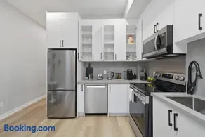 Spacious 3BR Downtown Hub Workspace & Fast WiFi - Image 4