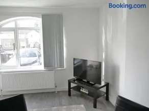 Three bed house in Wolverhampton - Image 3