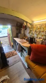 Blue bells Small but quirky & Cozy Shepherd's Hut - Image 4