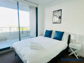 Stunning waterfront 3 bedroom condo with Pool, BBQ - Image 3