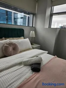 Melbourne Eiffel Apartment - Image 2