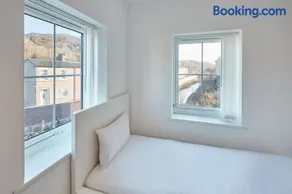 House One in Skinningrove - Image 4