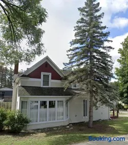 Bellaire - Lakes - Golf - Ski - Walk to Downtown! - Image 1