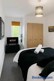 Cosy 2BR Flat in Altrincham Pets Welcome Parking - Image 3