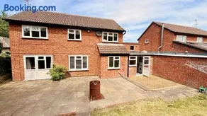 Duxford Spacious 4BR Home near IWM Duxford Aviation - Image 3