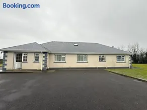 4 double bed detached bungalow in rural location - Image 2