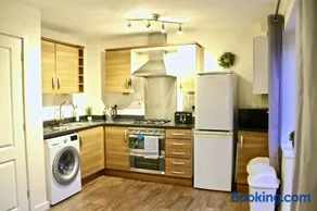 EasyRest House Peterborough - 6 Beds & Private Parking - Easy Location - Access to A1, City Centre & Shops - Image 3