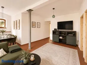 Exklusive Erdgeschosswohnung im romantischen Vierseitenhof mit 3 Schlafzimmern und 2 Bädern - Image 2