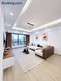 Westlands Marina Bay square 2 bed room Luxe with great city views at 14th floor - Image 1