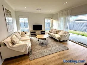 Saltwater House - Opposite the Beach! - Image 2