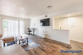 Quiet 2 BR APT - Near Hospitals - Free WiFi - Image 1
