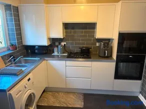 3 Bedroom House Sleeps 5 -Private Garden -Parking - Image 3