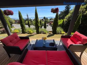 Cozy Ocean View Retreat - Image 3