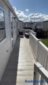 Sleeps 8 guests lovely 3 Bedroom Golden Gate Towyn - Image 5