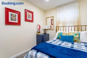 Luxe Retreat 2 Bedroom Hideaway Minutes from NYC - Image 1