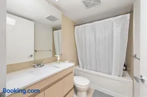 DT Toronto Luxury 2 Beds -Lake View-Free Parking - Image 2