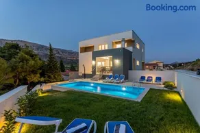 Luxe villa with pool, jacuzzi, and sauna - Image 1