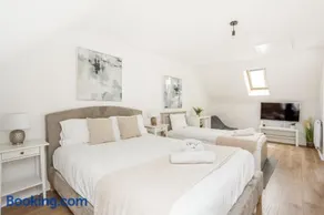 Comfortable 4 Bed Modern Townhouse with Parking - Image 3