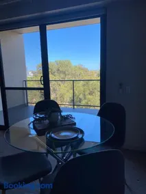 Bright 1 Bedroom Joondalup Stay - Image 2