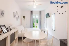 Beachfront Studio Free Parking-Pool 50m from Sea - Image 3