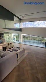 يخت هاوس Yacht House - Image 1