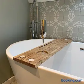 Brook Lodge, One bed house in AONB Dorset with swimming pool - Image 3