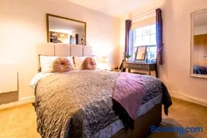 Chester City Studios with River Views and Parking by Rework Accommodation - Image 1