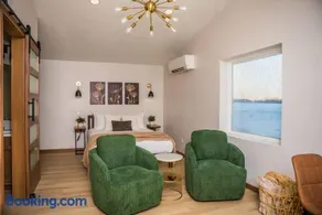 Studio Luxe - 1BR-1BA - Private Patio & Grill - Image 1