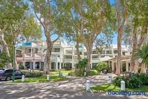 Beach Club Private Apartments Palm Cove - Image 3