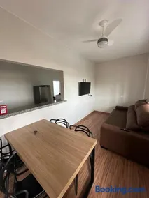Apê no Centro com Ar, Suíte e Cozinha Completa - Image 4