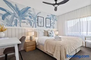 Azure Luxe Seaside Suite - Walk to beach and cafes - Image 2