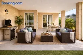 Luxury Beach House, Sleeps 8, Walk to Beach - Image 4