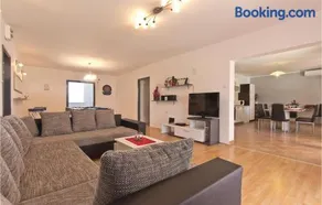 Awesome Home In Frkeci - Image 2