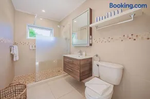 Pelican Beach House by Bocobay Seafront LUX 4BD - Image 2