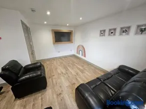 Spacious 4-Bedroom End-Terrace House in Northampton - Image 2