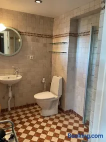 Exclusive rental of the Entire Spacious Ground Floor - Image 4