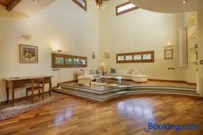 Majestic Private Villa - Private Parking - Image 1