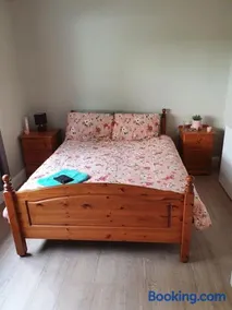 Private 3 bedroom house ideal for family & friends - Image 1