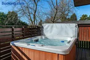Laurel Lodge 6 with Hot Tub - Image 1