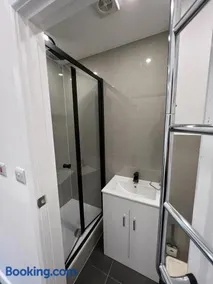 Modern flat in Egham by Royal Holloway University Royal Ascot and Windsor near Heathrow Airport - Image 4