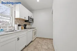 Spacious 3-Bedroom Apartment near NYC - 15min to Times Square, Empire State Building, Central Park, Statue of Liberty - Image 4