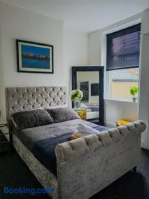 City Centre flat, Near Stadium & castle, Sleeps 4 - Image 1