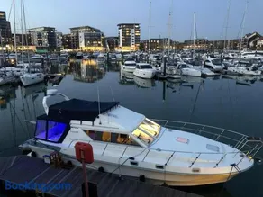 LUXURY 40 FOOT YACHT ON 5 STAR OCEAN VILLAGE MARINA SOUTHAMPTON - minutes away from city centre and cruise terminals - Free parking included - Image 3