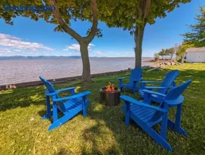 Chalet #7 Waterfront with Spa, Fireplace Wifi & AC - Image 3