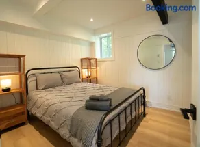 The Getaway Modern Lakefront w Hot Tub,Sauna,Wifi - Image 3
