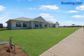 Large 6 Bedroom Home - Image 1