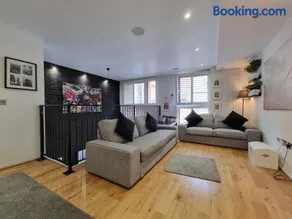 Deluxe Townhouse Zone 1 Brick Lane - Image 3