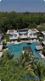 Monterrico Villa salida a Piscina y Jardin - Image 1
